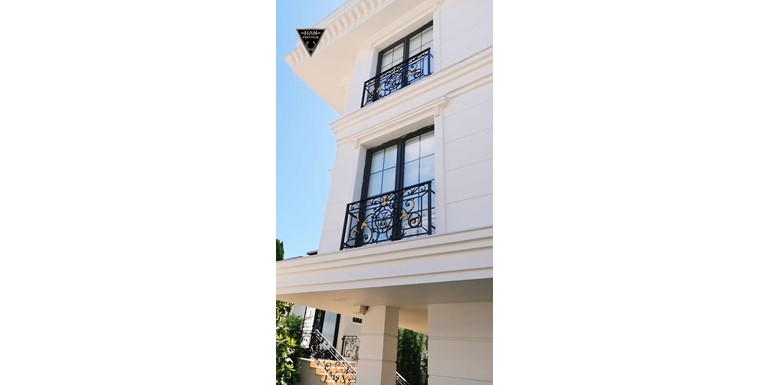 Balkon Korkuluklarında Ferforjenin Büyüsü: Örnekler ve Fikirler, ferforje balkon korkuluk, demir korkuluk modelleri, balkon ferforje tasarımları, özel balkon korkuluk, ferforje korkuluk fiyatları